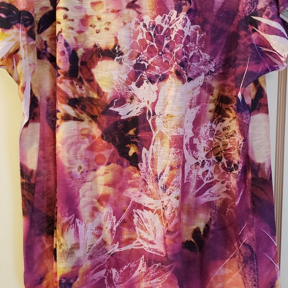 Beautiful watercolour printed short sleeved top with glittery beading on bodice. - Picture 4 of 4